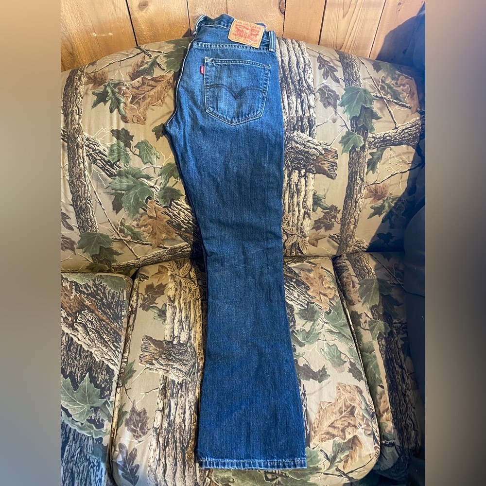 Levi’s 527 30x32 blue jeans.